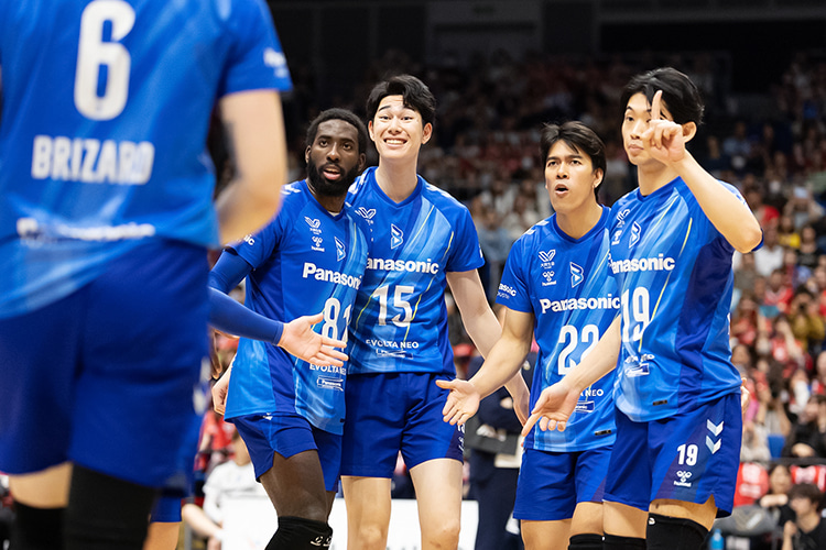 写真:コートに集まる選手たち