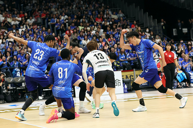 写真：コートに集まる選手たち
