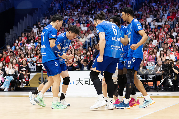 写真:コートに集まる選手たち