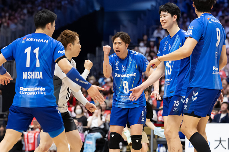 写真:コートに集まる選手たち