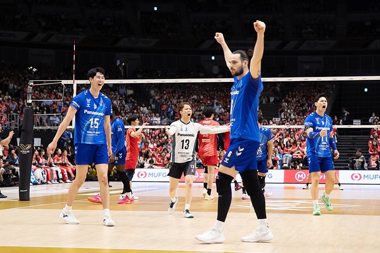 写真:コートに集まる選手たち