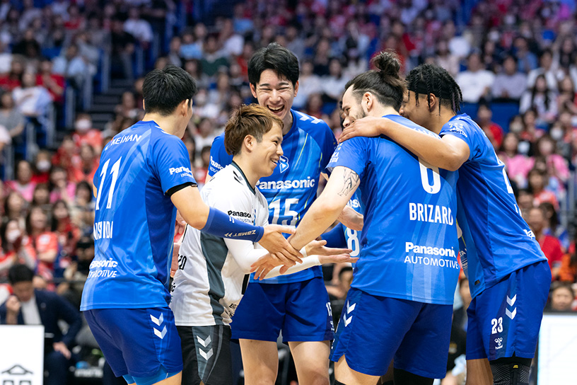 写真：コートに集まる選手たち