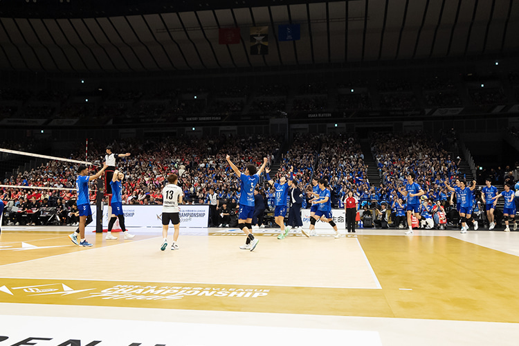 写真:コートに集まる選手たち