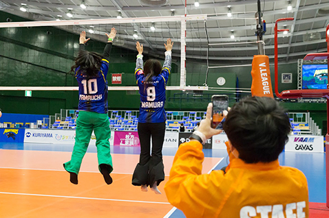 写真：パンサーズパークで写真を摂るお客さん