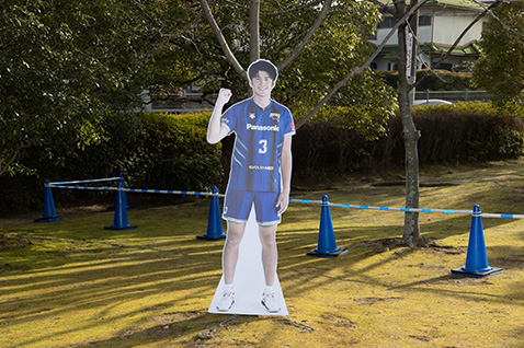 写真：パンサーズフォトスポットの中村選手のパネル