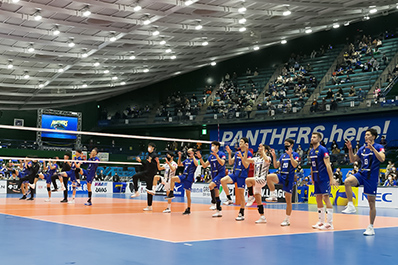 写真：パンサーズポーズをする選手たち
