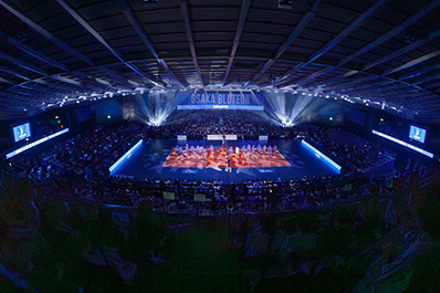 写真:暗転してペンライトなどの光で彩られるアリーナ内の様子