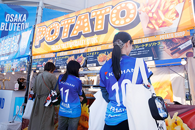 写真:ブースに並ぶお客さま