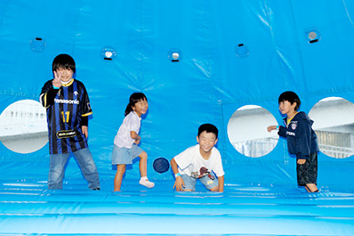 写真:パピネスふあふあ内で遊ぶ子供たち