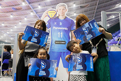 写真:フォトスポットで写真を撮るファン