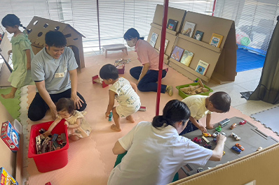 写真：キッズルームのイメージ（室内で遊ぶ子供たちの様子）