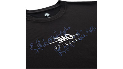 写真：清水選手とデサントのコラボTシャツのデザイン部分
