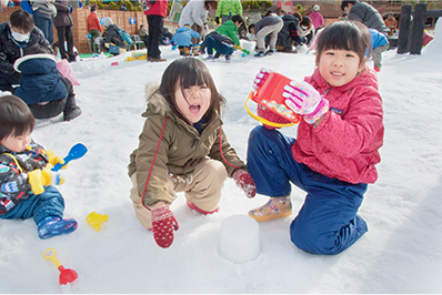 雪遊びをする子供たち