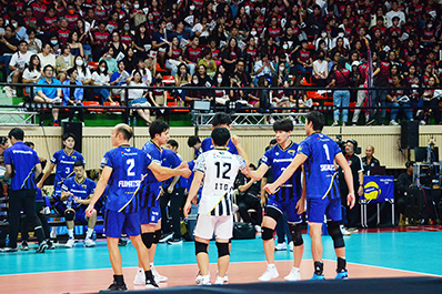 写真：コートに集まるパナソニック パンサーズの選手たち