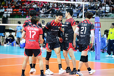 写真：コートに集まるウルフドッグス名古屋の選手たち
