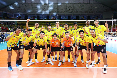 写真：ナコンラチャシマバレーボールクラブの選手たちの集合写真