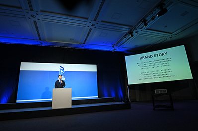 写真：リブランディング発表会の様子（久保田代表）