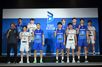 写真：リブランディング発表会の様子（新ユニフォームを着た選手の集合写真）