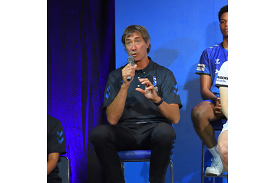 写真：リブランディング発表会の様子（ティリ監督）