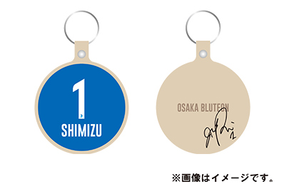 写真:選手直筆サイン入り背番号ネームタグの表面と裏面