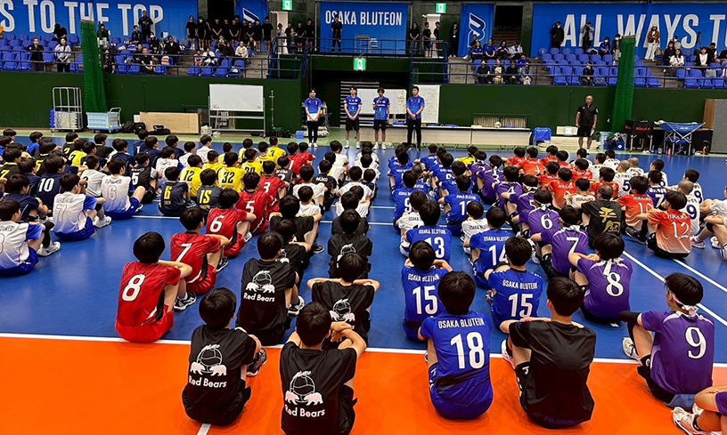 写真：整列して仲本選手の話を聞く中学生たち