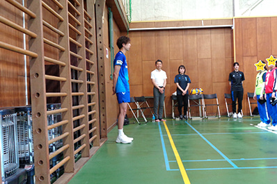 写真：学院生に話をする仲本選手